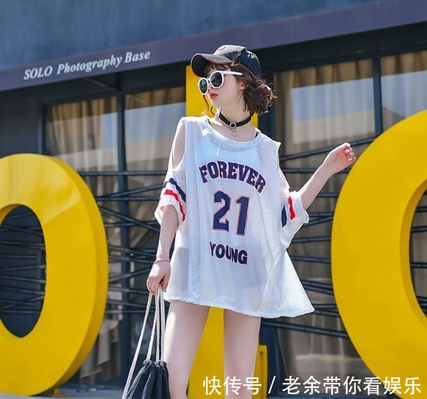 日本名模纳米比亚旅游，太阳照在身上魅力无限，看着像萝莉一样