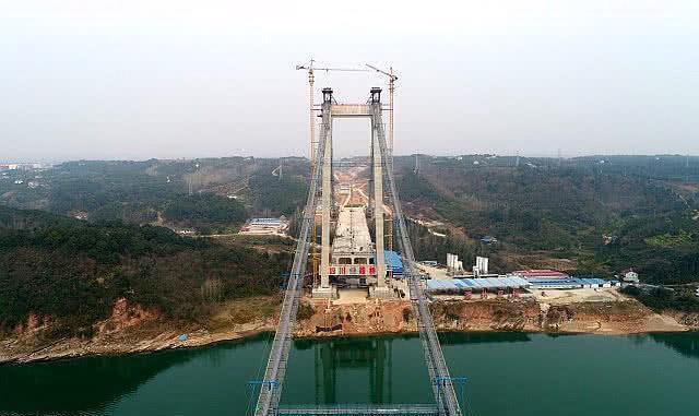  [1000米]湖北在建的一座长江大桥，主跨1000米，双向6车道，投资