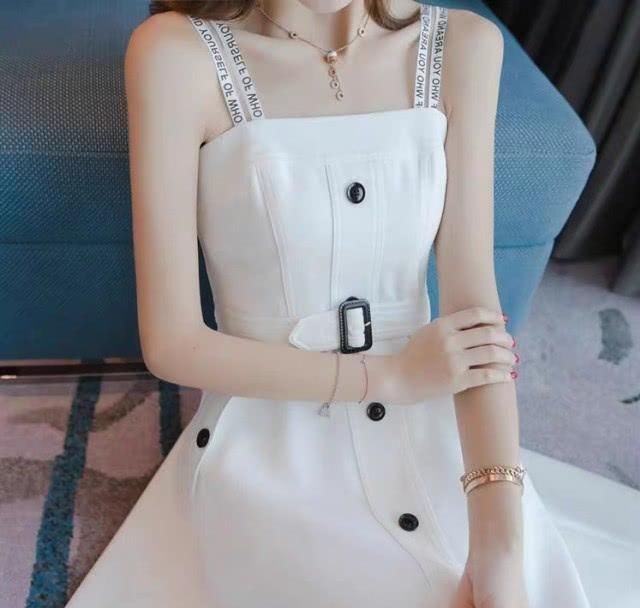 『清纯』白色的吊带连衣裙,让你瞬间变得清纯又淑女,让你拥有更好的气质