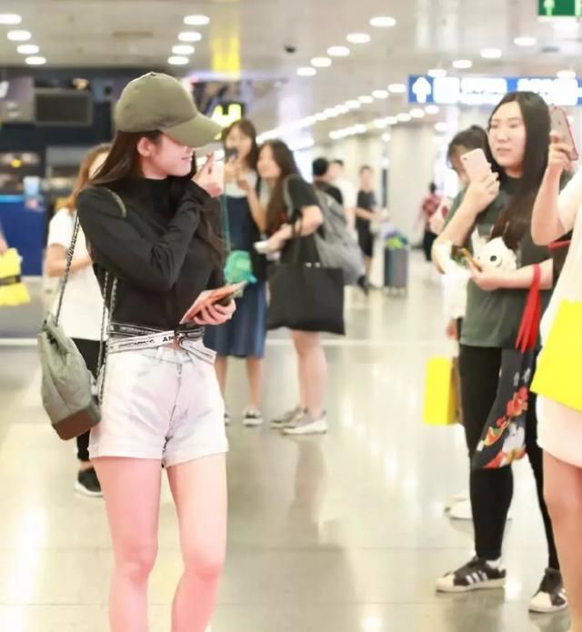 张雪迎有点恶趣味了，穿着“口袋裤”就出门，化妆品都藏裤兜了？