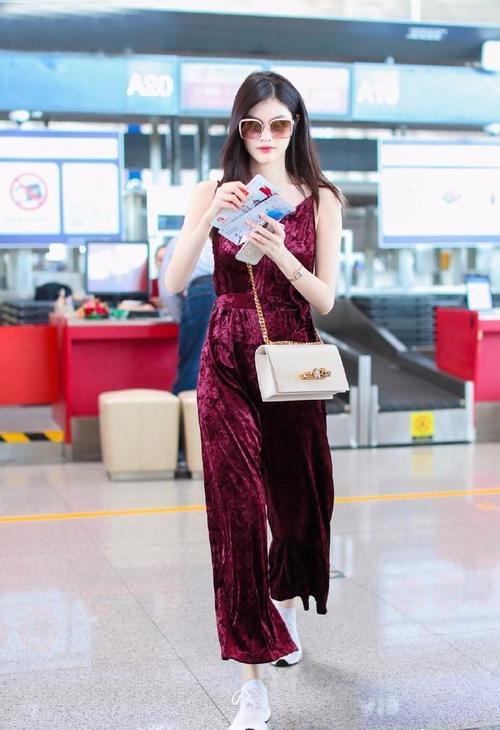 何穗酒红色吊带连体裤，走路下半身造型一言难尽，网友：真显腿粗