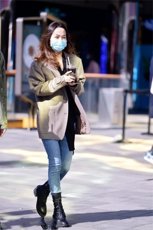选择|路人街拍,小姐姐选择了一条绿色连衣裙,看着十分清凉