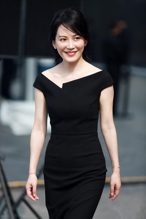 当47岁俞飞鸿再次同框40岁袁泉，网友:终于见识了真正的气质女神