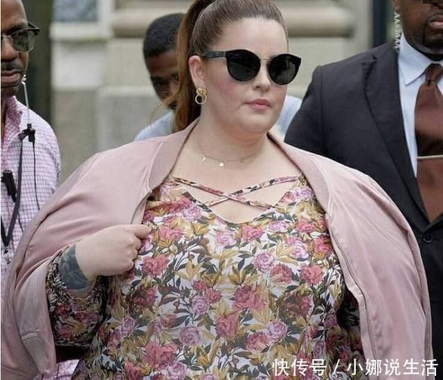 美女体重二百多斤，五官十分精致，在路上被街拍，腿让人觉得恶心