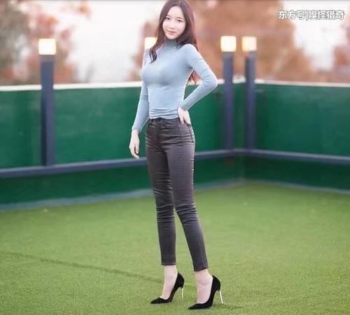 街拍：梨型身材的妹子，身姿凹凸,轻熟优雅时尚有范儿！