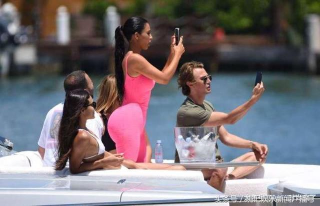 卡戴珊美炸了！这么紧的连体裤竟塞得下，网友：这身材逼死多少人