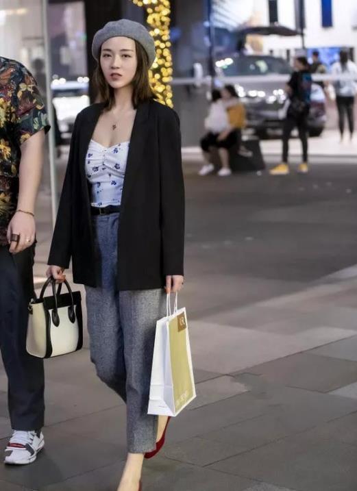  连衣裙■街拍出水芙蓉的美女，一件卡其色的连衣裙，时尚靓丽气息迷人