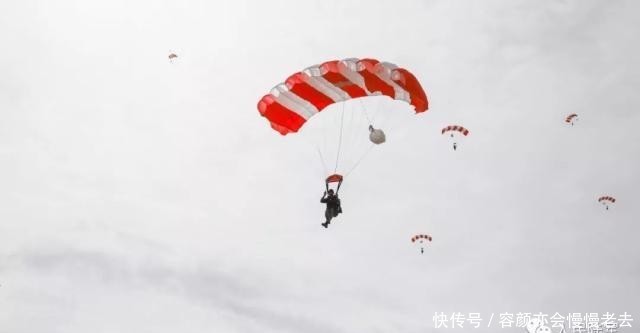  「政治工作」26名政治工作干部伞降昆仑