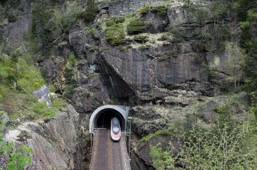 全球最深隧道挖了17年，耗资846亿，花1小时也跑不完