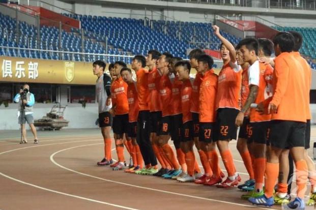 两大追兵轮番摆烂 武汉卓尔四连胜 李铁有望提前四轮完成冲超