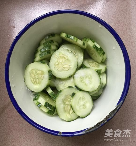  『青瓜』用它代替晚餐，闺蜜连吃3周，腰肢苗条脸白嫩显年轻，衣服穿S码