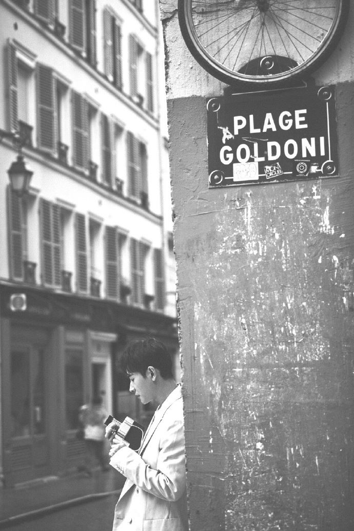 罗晋:难怪唐嫣选择了他，在机场都敢这么穿，网友:还是西服帅