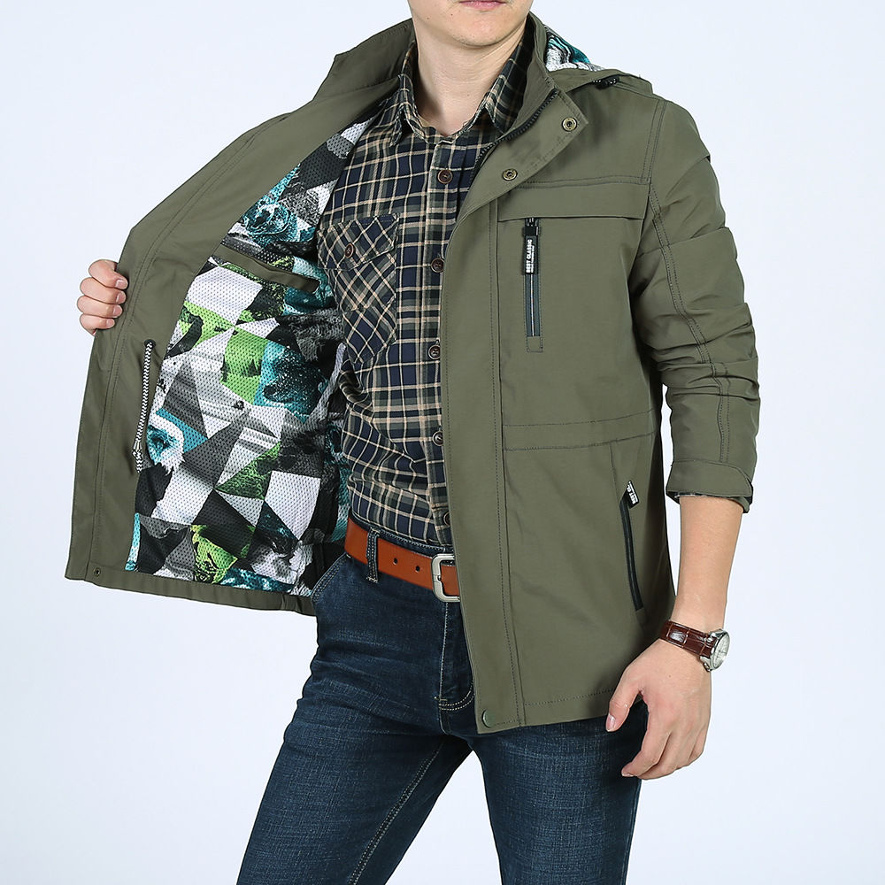 “冲锋衣”终于上新款了，隔风挡雨，四季能穿，忒适合中老年