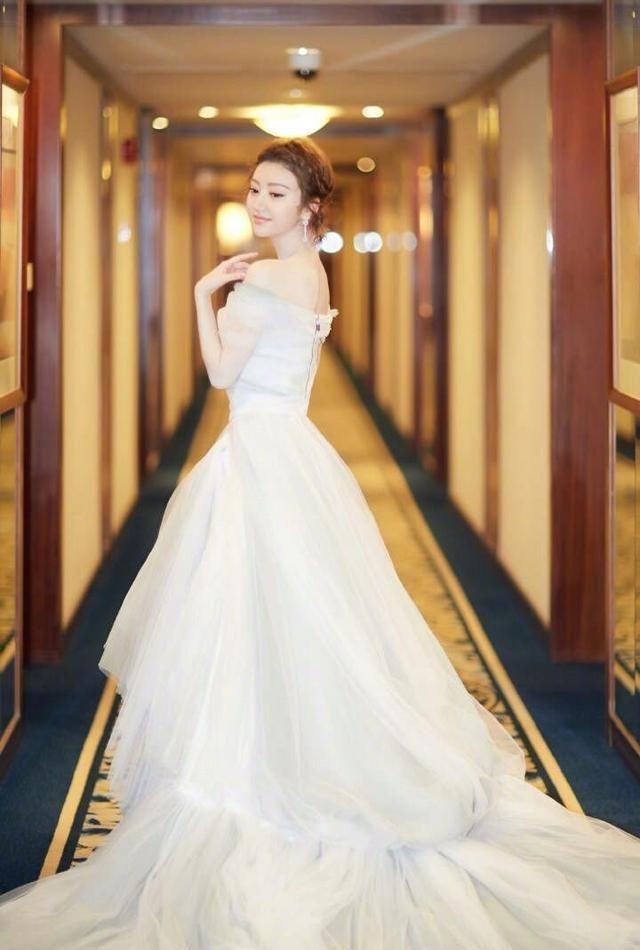 女明星的时尚真难懂！景甜裤子都穿反了还敢出来秀！