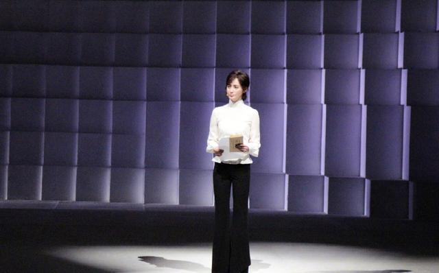 蒋勤勤身穿西服外套+连体裤，气质出众不显老，网友：她有43岁吗