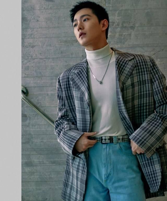  杨洋：杨洋帅气大片公开 造型复古不失青春活力！