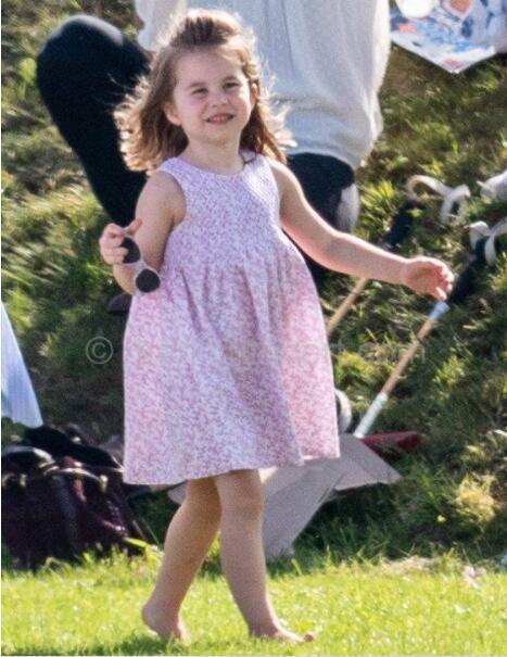 高颜值五口之家！路易王子受洗，被夏洛特公主的一袭印花裙带货了