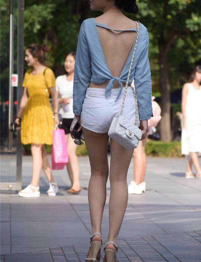 气质辣妈穿紧身小短裤，真空上街, 穿不好就是耍流氓啊