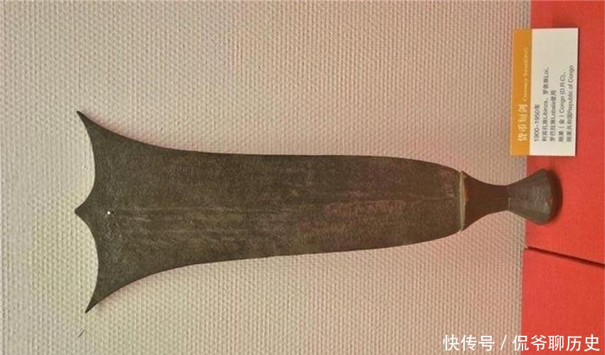 「货币使用」这些兵器长得凶, 却不上战场不杀生, 谁看见都想霸占, 多占者为尊
