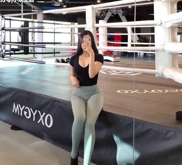 街拍：小姐姐健身房里穿瑜伽裤，这样的女人才是极品的存在!