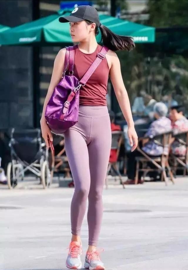 美女健身必备紧身裤，身材被网友称赞：魅力十足，身材一览无遗！