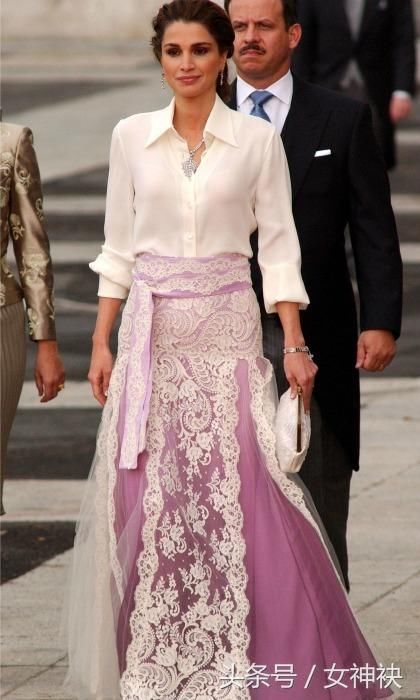 跟王室学职场着装，最美王后拉尼娅的时尚进化