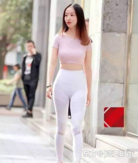  视觉：街拍：时尚靓丽的打底裤小姐姐，在视觉上给人不一样的享受