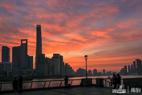 晨镜头 | 今晨魔都云彩满天似火，绚丽壮观