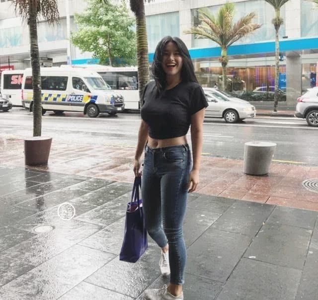 街拍:穿着任性性感美丽的小姐姐，高挑美腿修长细直!