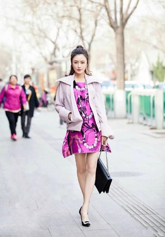 秦岚裙子穿的又短又紧，难怪要裹一层塑料袋，网友：欣赏不来！