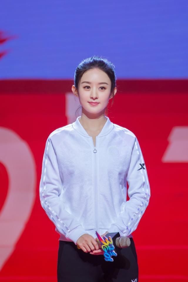 赵丽颖够猛的！吊带连衣裙拉得太低了网友：这尺寸不是一般的大！