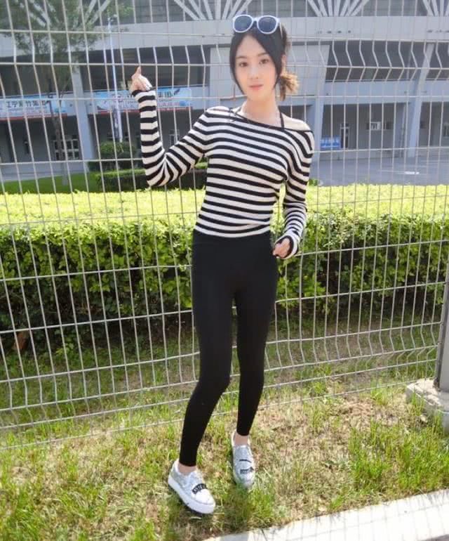 紧身打底裤：时尚玲珑的小姐姐，自带性格迷人的属性，十分艳丽！