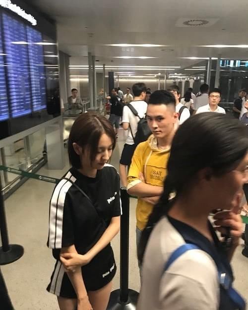 佟丽娅一身运动装现机场，镜头往下移时我呆了，网友：是短裤吗？