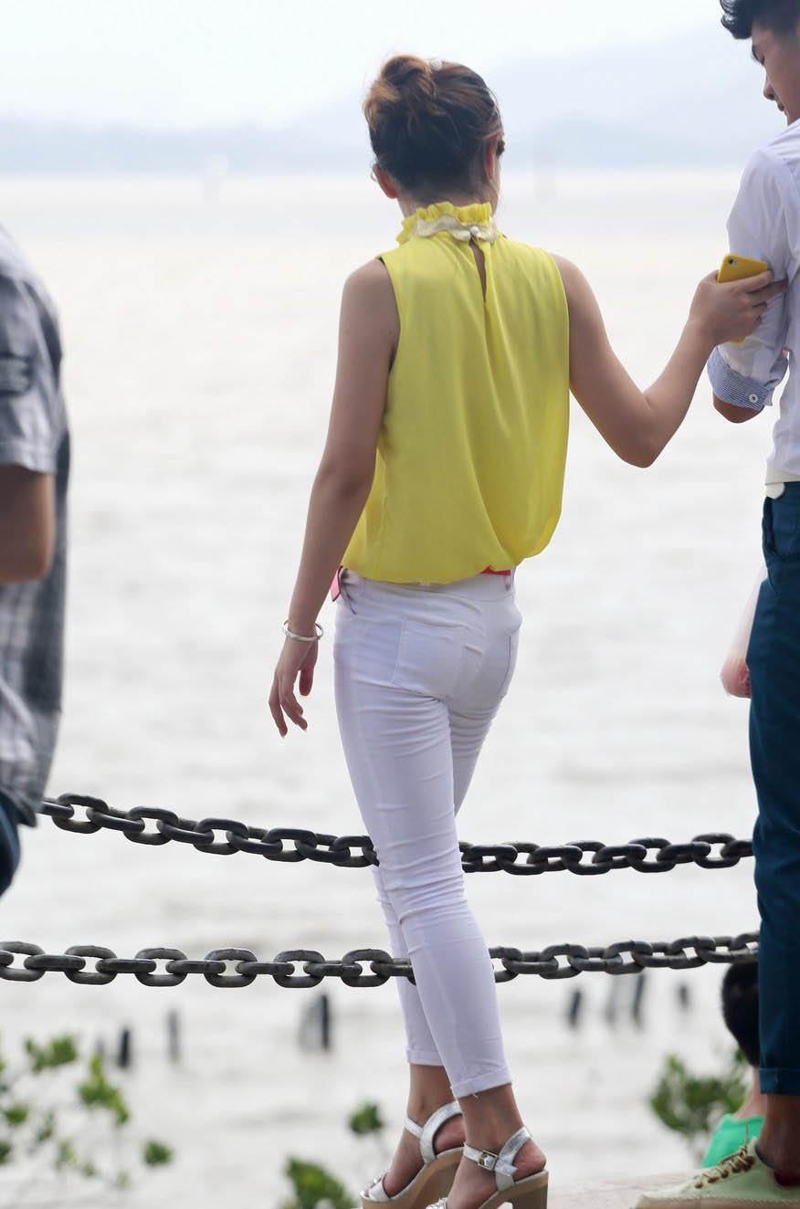 湖边抓拍:黄衫紧身白裤的大姐姐，苗条的身姿，优雅的仪态