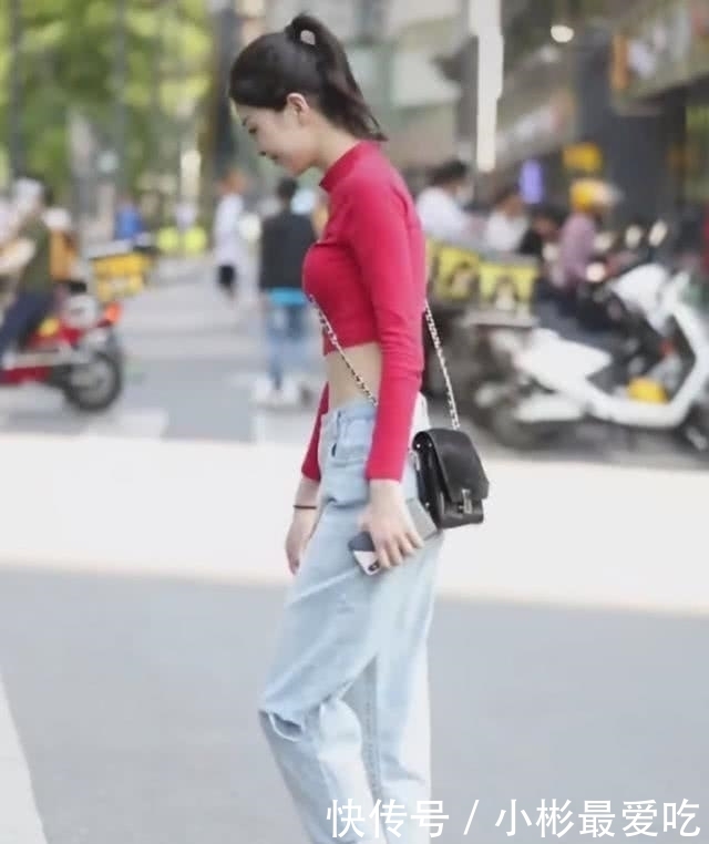 #牛仔裤#路人街拍:小姐姐用“半截衣”搭配牛仔裤,展现青春的时尚气息!