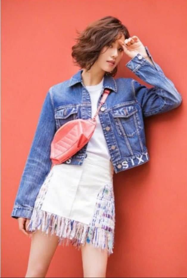 刘诗诗开启高跟鞋潮流，网友：外面那个塑料袋是什么，不怕摔倒