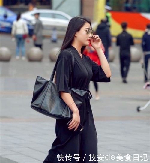  「小姐姐」街拍：身穿白色无袖百褶裙，小姐姐千姿百媚，温婉可人