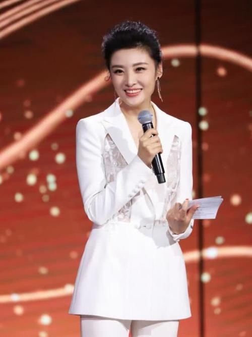『下半身』周涛52岁美出新高度,扎高马尾配开叉裙太显嫩,时髦度不输00后