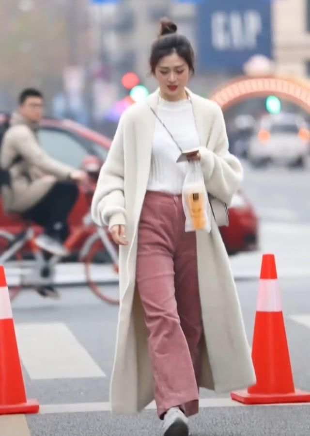 开过■近期爆火一款牛仔裤子：裤身是直筒型的款式，裤腿却开过“花”，忒时尚潮流