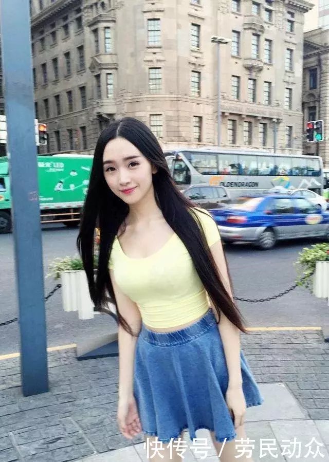 街拍：时尚俏丽的小姐姐穿着性感迷人，感觉都驾驭不了！