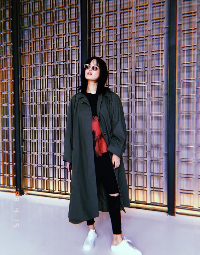 32岁辛芷蕾撞衫21岁关晓彤，同穿连衣裙，输了年龄赢了气质