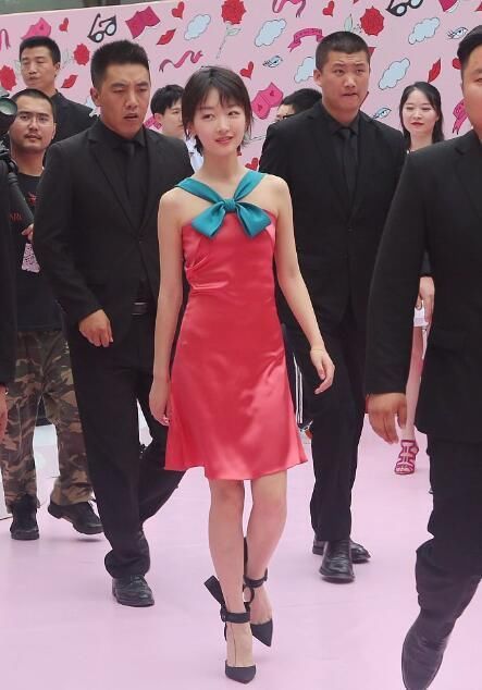 看到周冬雨才知道什么叫真实！腿粗胯大啥的，根本不在意！