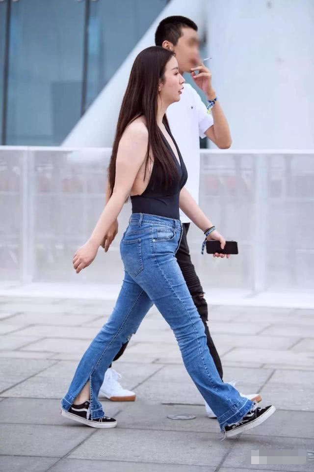 微胖小姐姐性感露背装搭配紧身牛仔裤，凹凸有致的身材让人羡慕