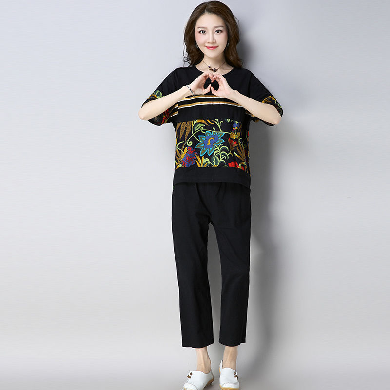 如果你也是70后，嫌穿裙子不方便，就穿棉麻套装，洋气超嫩美