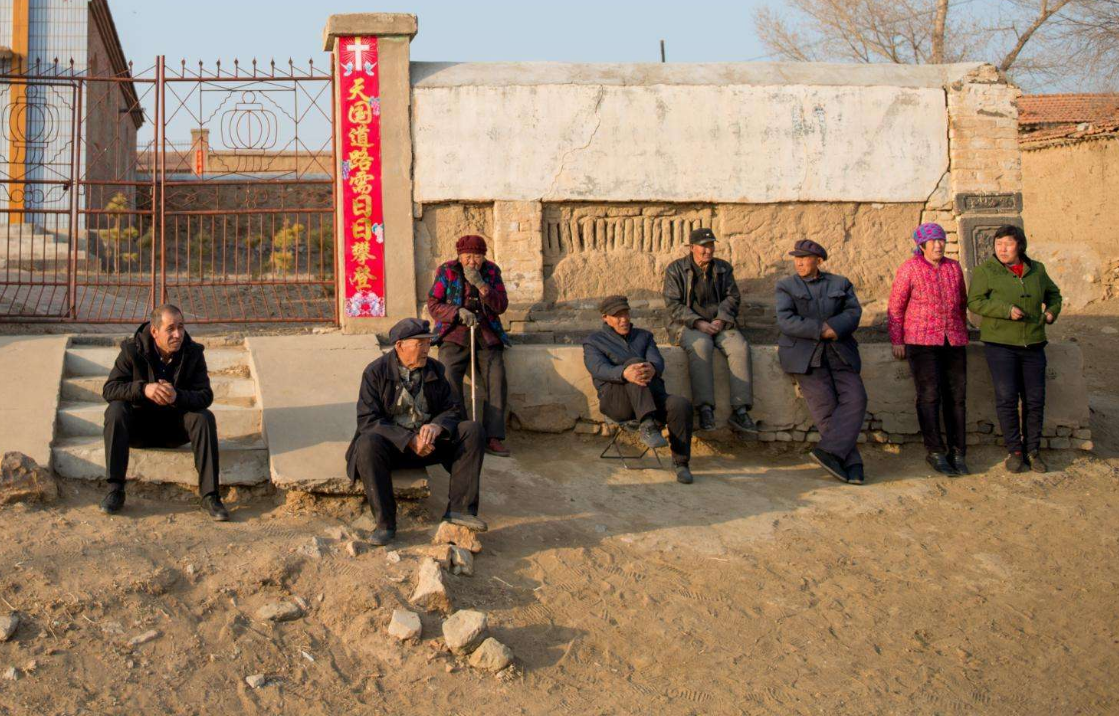 为什么现在很多农村老人，不愿意去城里生活？老农说出背后的原因