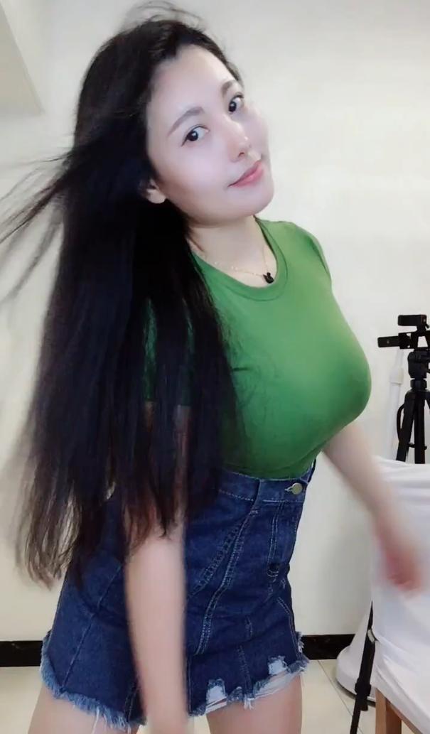 高腰的牛仔裙，凸显小姐姐精致的身材