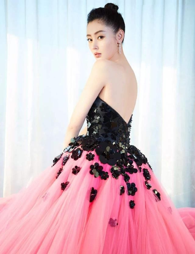 明星露背装路人露背装时髦凉快都好看，吃货：看到海吃的理由了！