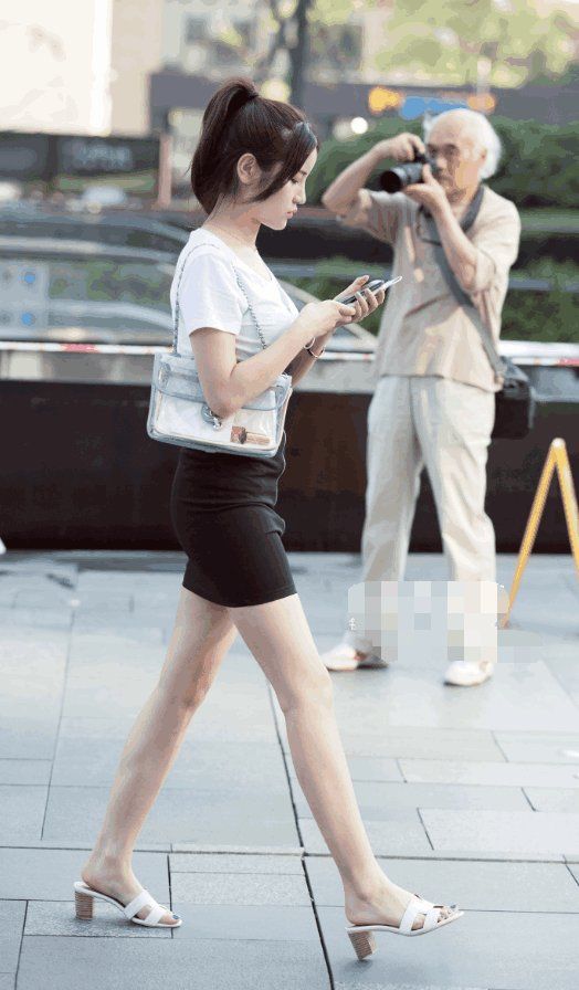 街拍校园女神:连衣裙搭配小高跟鞋，优雅又美丽!