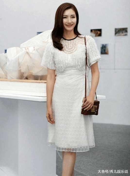 江疏影真敢穿!上半身尺度堪比泳衣，网友:不是身材好根本挂不住