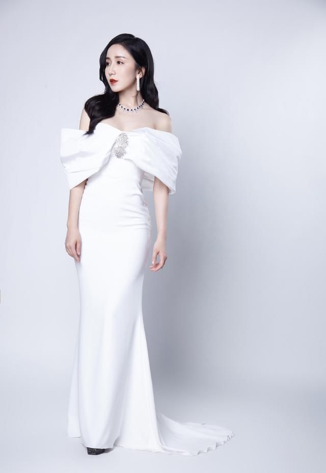  【风衣】娄艺潇未修图走下女神神坛，穿拼接风衣配牛仔裤，大腿也太亲民了